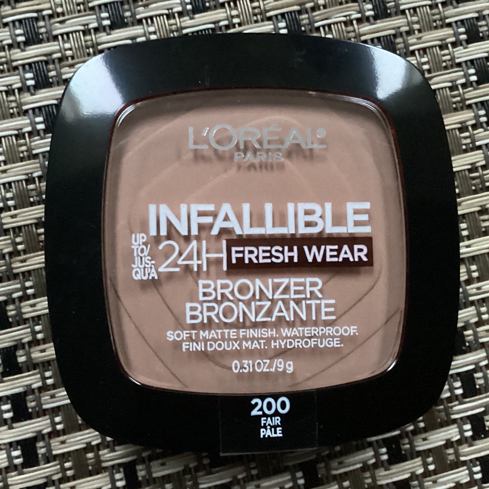 L'Oreal Infallible 24H Fresh Wear Bronzer 200 Fair 0.31 oz/9g New  $15